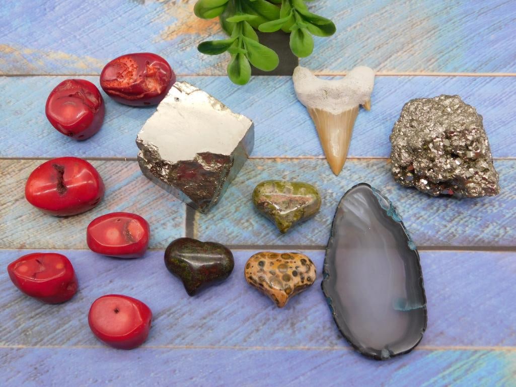MIXED LOT ROCK STONE LAPIDARY SPECIMEN: MIXED LOT ROCK STONE LAPIDARY SPECIMEN — Part of our Discover Sunken Cove, Crystals and Gems auction at HATMAN'S Auctions! Please see photos for measurements and condition. YES, we have in-house