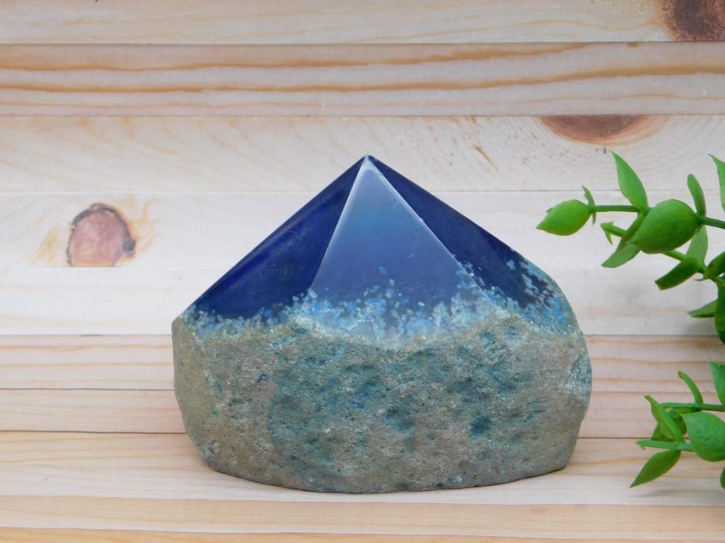AGATE POINT ROCK STONE LAPIDARY SPECIMEN: AGATE POINT ROCK STONE LAPIDARY SPECIMEN — Part of our Discover Sunken Cove, Crystals and Gems auction at HATMAN'S Auctions! Please see photos for measurements and condition. YES, we have in-house