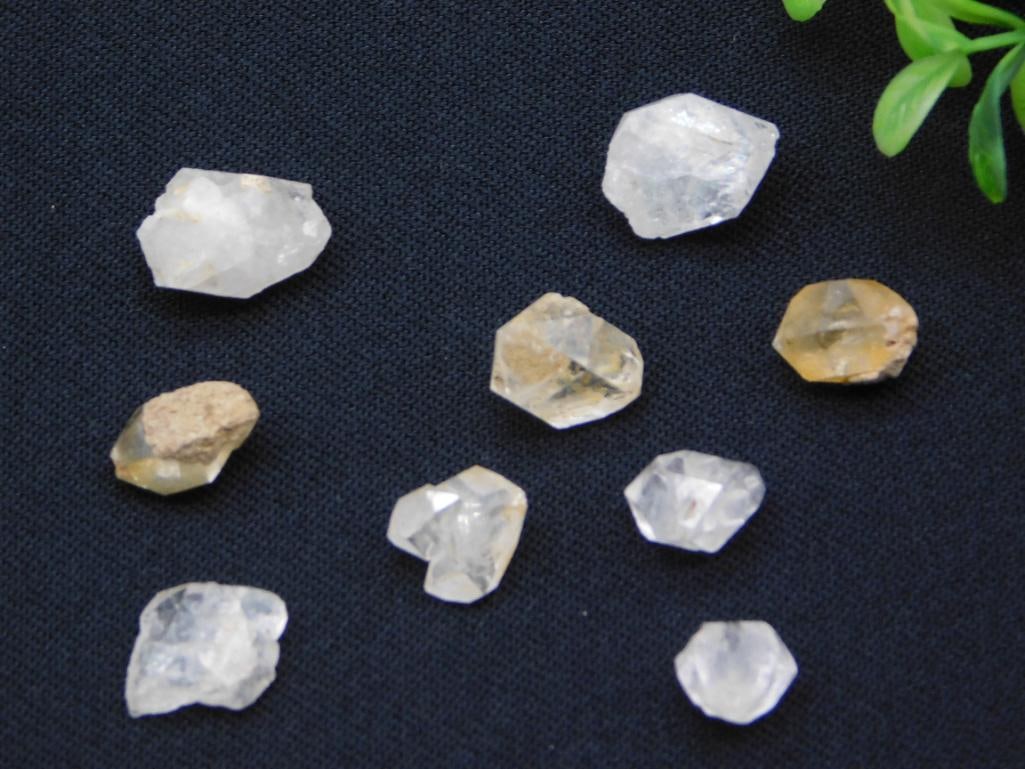 HERKIMER DIAMONDS ROCK STONE LAPIDARY SPECIMEN: HERKIMER DIAMONDS ROCK STONE LAPIDARY SPECIMEN — Part of our Discover Sunken Cove, Crystals and Gems auction at HATMAN'S Auctions! Please see photos for measurements and condition. YES, we have in-h