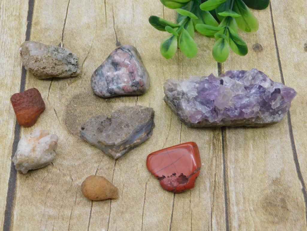 MIXED ROUGH LOT ROCK STONE LAPIDARY SPECIMEN: MIXED ROUGH LOT ROCK STONE LAPIDARY SPECIMEN — Part of our Discover Sunken Cove, Crystals and Gems auction at HATMAN'S Auctions! Please see photos for measurements and condition. YES, we have in-hou