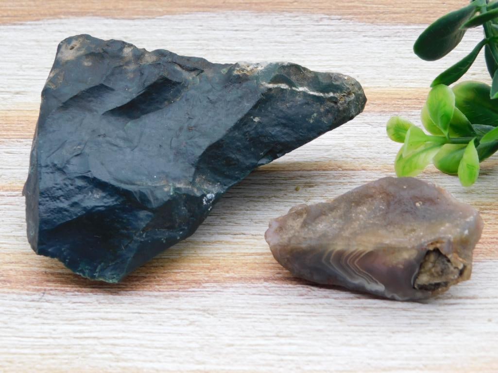 MIXED ROUGH LOT ROCK STONE LAPIDARY SPECIMEN: MIXED ROUGH LOT ROCK STONE LAPIDARY SPECIMEN — Part of our Discover Sunken Cove, Crystals and Gems auction at HATMAN'S Auctions! Please see photos for measurements and condition. YES, we have