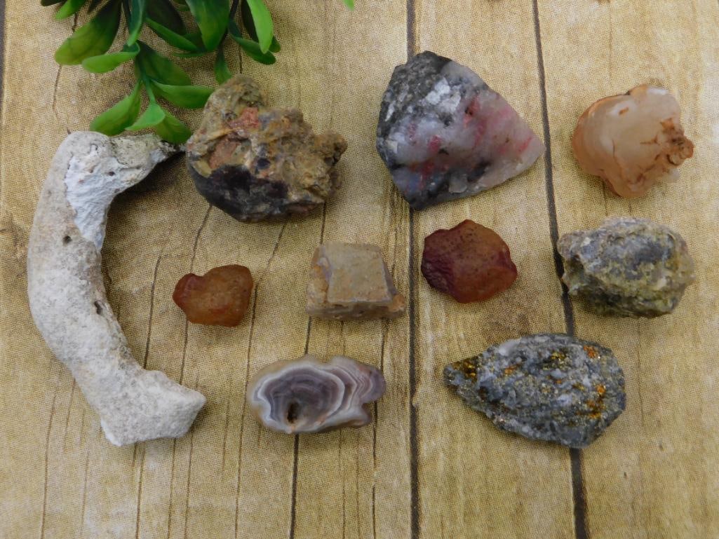 MIXED ROUGH LOT ROCK STONE LAPIDARY SPECIMEN: MIXED ROUGH LOT ROCK STONE LAPIDARY SPECIMEN — Part of our Discover Sunken Cove, Crystals and Gems auction at HATMAN'S Auctions! Please see photos for measurements and condition. YES, we have