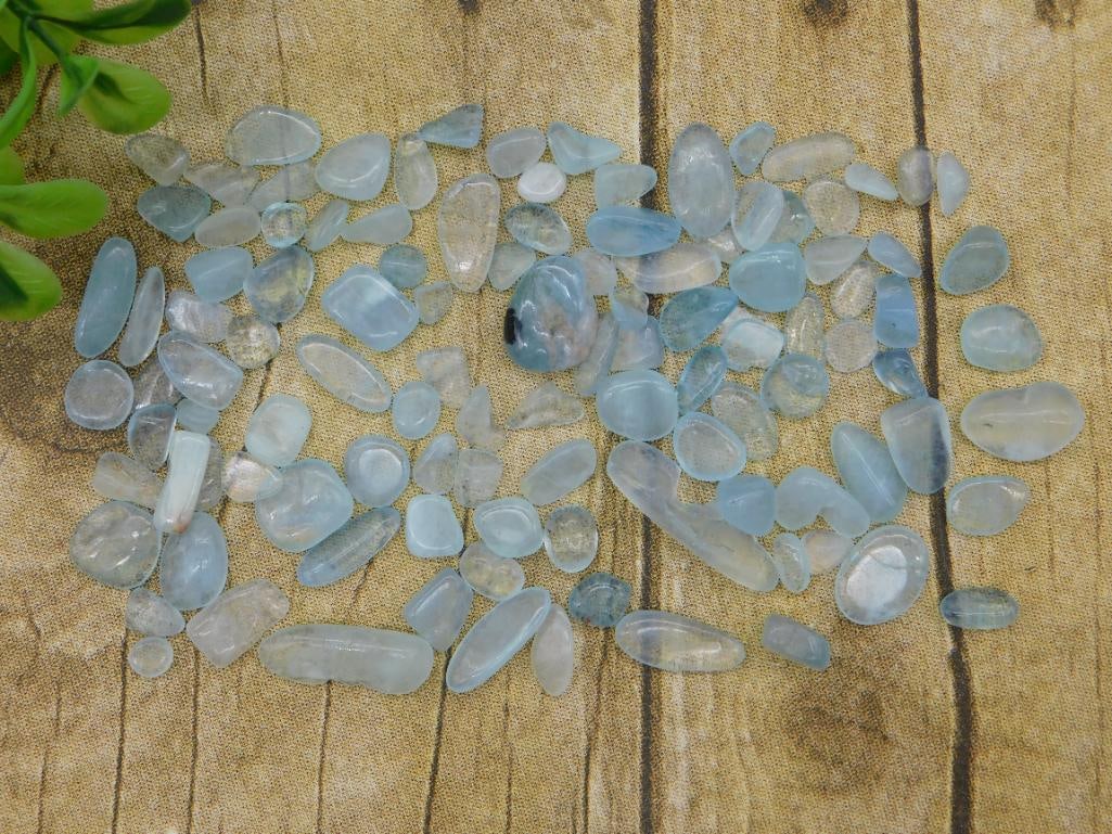 AQUAMARINE ROCK STONE LAPIDARY SPECIMEN: AQUAMARINE ROCK STONE LAPIDARY SPECIMEN — Part of our Discover Sunken Cove, Crystals and Gems auction at HATMAN'S Auctions! Please see photos for measurements and condition. YES, we have in-house