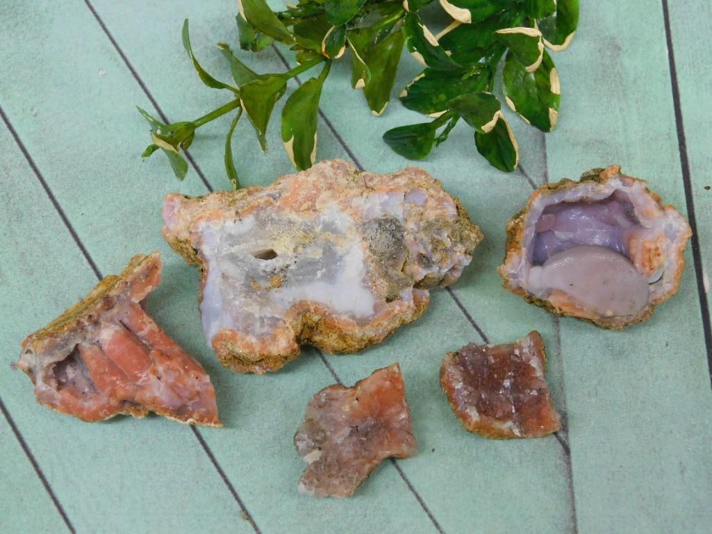 MIXED ROUGH LOT ROCK STONE LAPIDARY SPECIMEN: MIXED ROUGH LOT ROCK STONE LAPIDARY SPECIMEN — Part of our Discover Sunken Cove, Crystals and Gems auction at HATMAN'S Auctions! Please see photos for measurements and condition. YES, we have in-hou