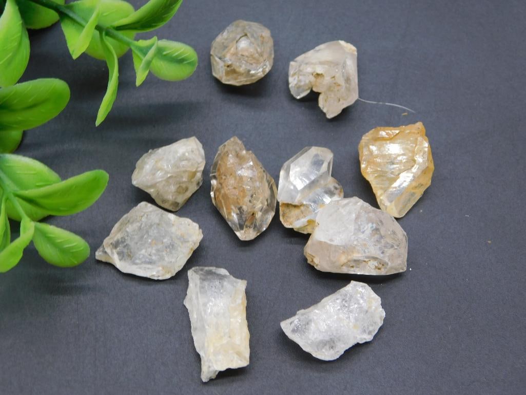HERKIMER DIAMONDS ROCK STONE LAPIDARY SPECIMEN: HERKIMER DIAMONDS ROCK STONE LAPIDARY SPECIMEN — Part of our Discover Sunken Cove, Crystals and Gems auction at HATMAN'S Auctions! Please see photos for measurements and condition. YES, we have