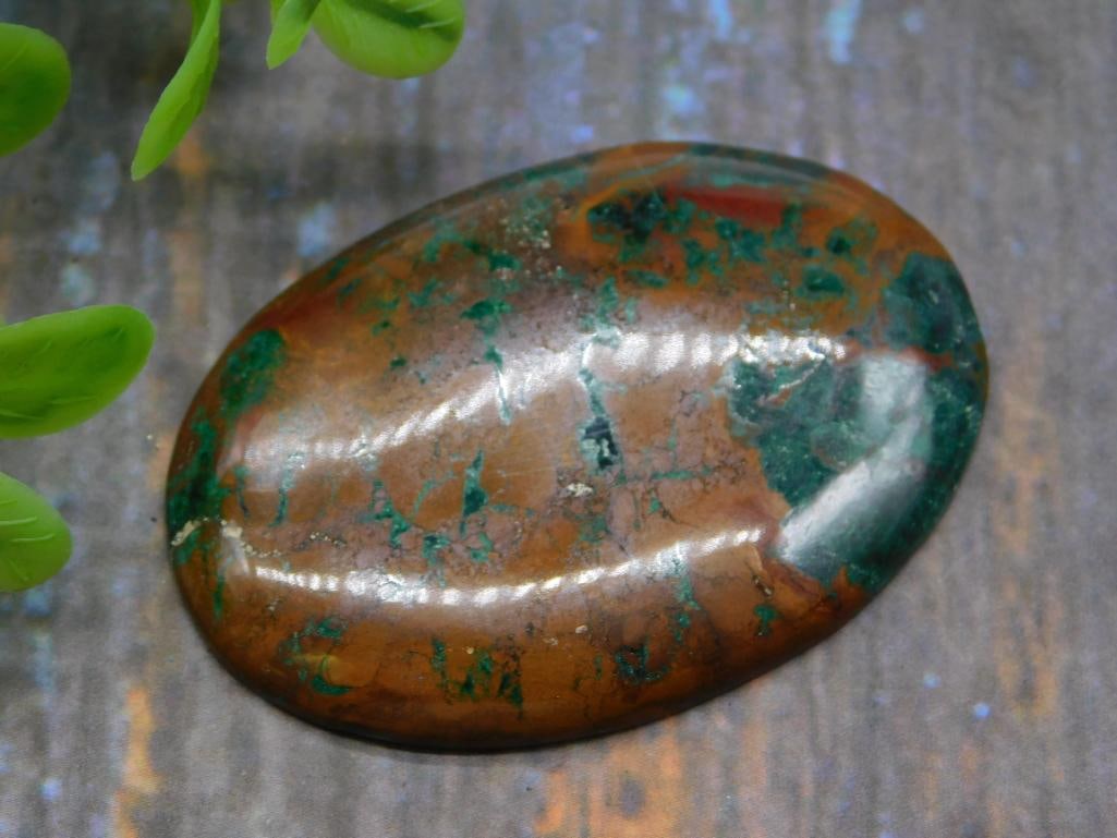 CHRYSOCOLLA CABOCHON ROCK STONE LAPIDARY SPECIMEN: CHRYSOCOLLA CABOCHON ROCK STONE LAPIDARY SPECIMEN — Part of our Discover Sunken Cove, Crystals and Gems auction at HATMAN'S Auctions! Please see photos for measurements and condition. YES, we have i