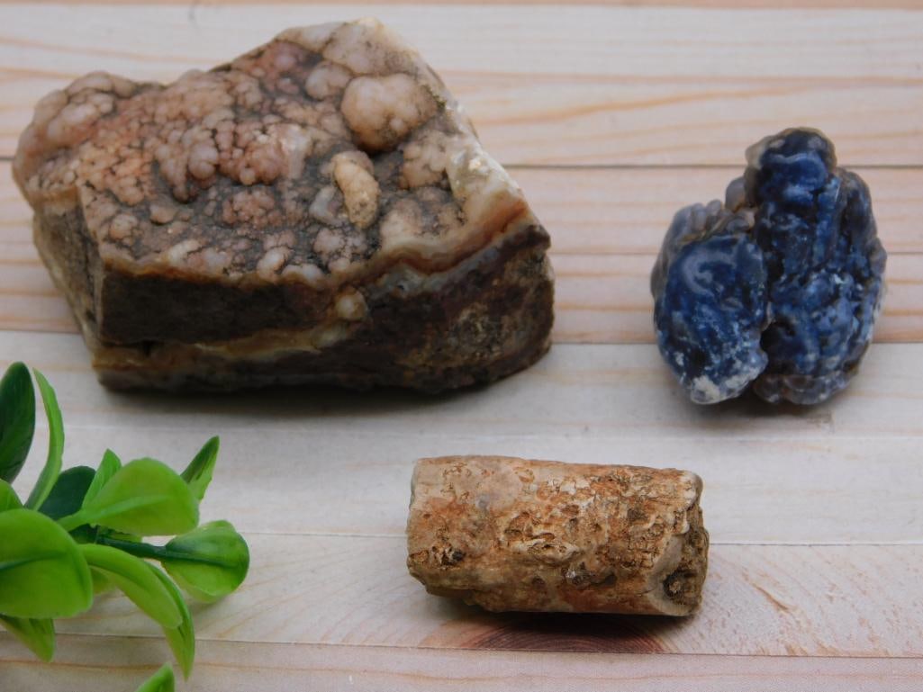MIXED ROUGH LOT ROCK STONE LAPIDARY SPECIMEN: MIXED ROUGH LOT ROCK STONE LAPIDARY SPECIMEN — Part of our Discover Sunken Cove, Crystals and Gems auction at HATMAN'S Auctions! Please see photos for measurements and condition. YES, we have