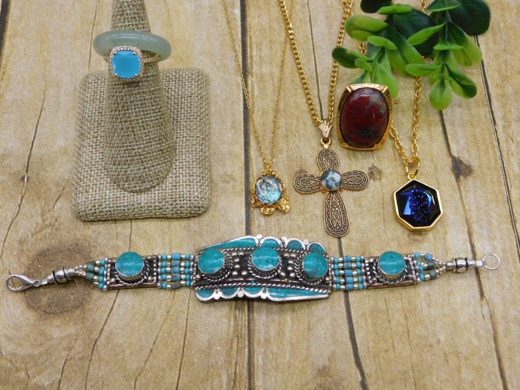 MIXED JEWELRY LOT ROCK STONE LAPIDARY SPECIMEN: MIXED JEWELRY LOT ROCK STONE LAPIDARY SPECIMEN — Part of our Discover Sunken Cove, Crystals and Gems auction at HATMAN'S Auctions! Please see photos for measurements and condition. YES, we have