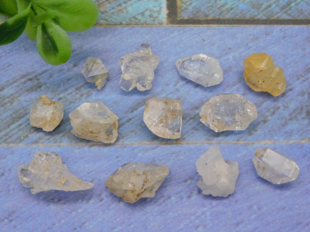 HERKIMER DIAMONDS ROCK STONE LAPIDARY SPECIMEN: HERKIMER DIAMONDS ROCK STONE LAPIDARY SPECIMEN — Part of our Discover Sunken Cove, Crystals and Gems auction at HATMAN'S Auctions! Please see photos for measurements and condition. YES, we have in-h