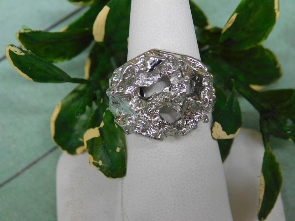 SILVER TONE RING ROCK STONE LAPIDARY SPECIMEN: SILVER TONE RING ROCK STONE LAPIDARY SPECIMEN — Part of our Discover Sunken Cove, Crystals and Gems auction at HATMAN'S Auctions! Please see photos for measurements and condition. YES, we have
