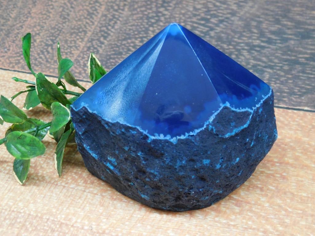 AGATE POINT ROCK STONE LAPIDARY SPECIMEN: AGATE POINT ROCK STONE LAPIDARY SPECIMEN — Part of our Discover Sunken Cove, Crystals and Gems auction at HATMAN'S Auctions! Please see photos for measurements and condition. YES, we have in-house