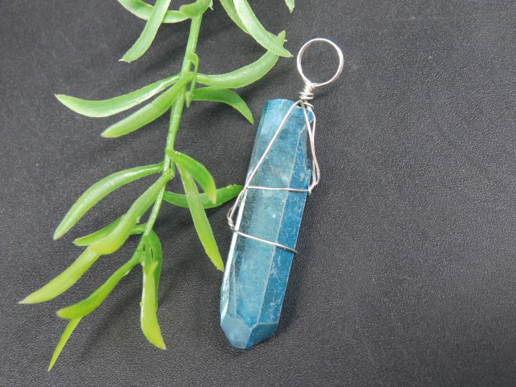 WIRE WRAPPED PENDANT ROCK STONE LAPIDARY SPECIMEN: WIRE WRAPPED PENDANT ROCK STONE LAPIDARY SPECIMEN — Part of our Discover Sunken Cove, Crystals and Gems auction at HATMAN'S Auctions! Please see photos for measurements and condition. YES, we have