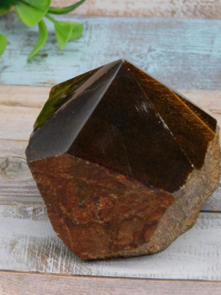 TIGER EYE POINT ROCK STONE LAPIDARY SPECIMEN: TIGER EYE POINT ROCK STONE LAPIDARY SPECIMEN - Part of our Discover Twilight Bazaar, Crystals and Gems auction at HATMAN'S Auctions! Please see photos for measurements and condition. YES, we have in-h