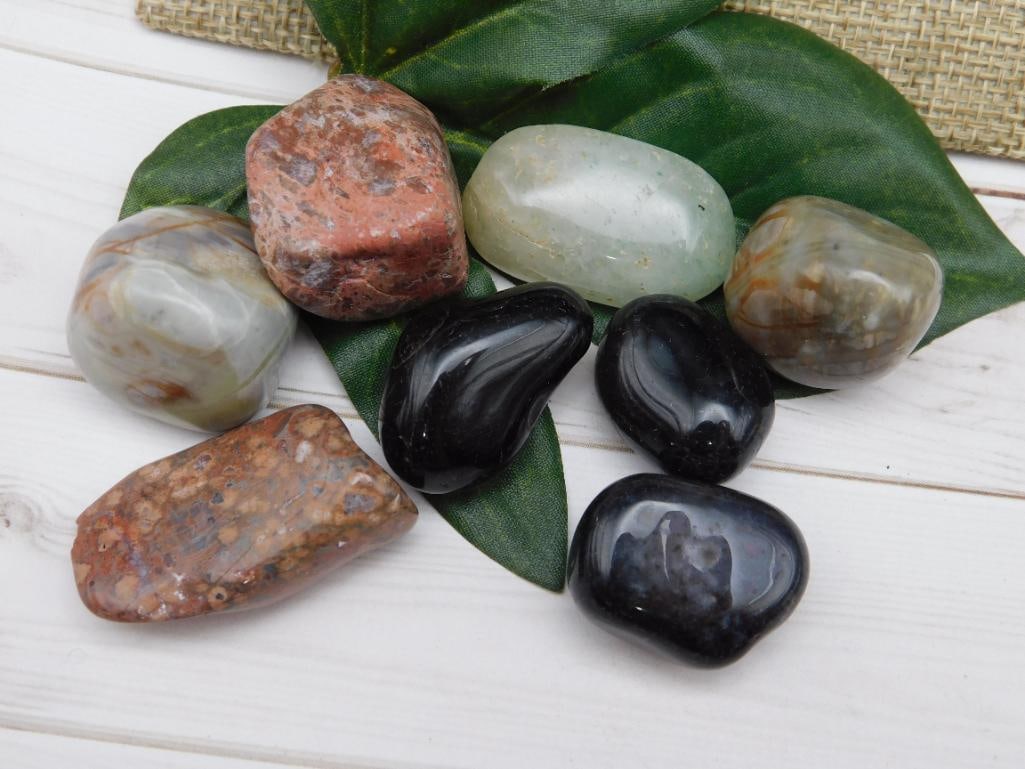 MIXED AGATE LOT ROCK STONE LAPIDARY SPECIMEN: MIXED AGATE LOT ROCK STONE LAPIDARY SPECIMEN - Part of our Discover Twilight Bazaar, Crystals and Gems auction at HATMAN'S Auctions! Please see photos for measurements and condition. YES, we have in-h