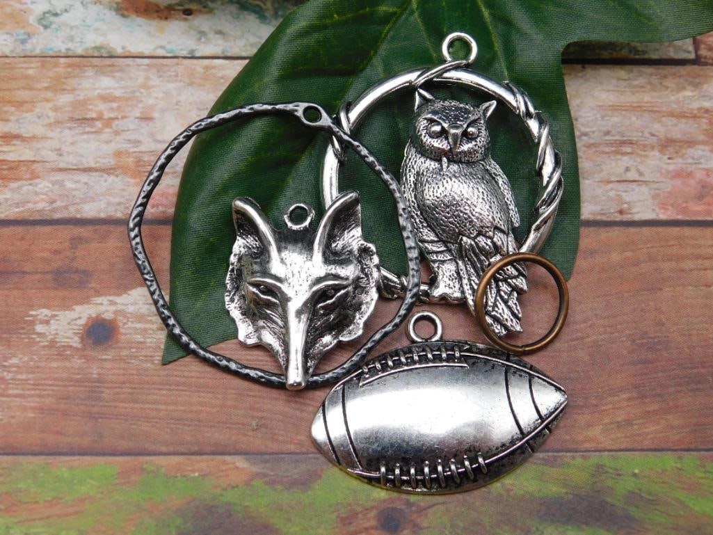 MIXED PENDANT LOT: MIXED PENDANT LOT - Part of our Discover Twilight Bazaar, Crystals and Gems auction at HATMAN'S Auctions! Please see photos for measurements and condition. YES, we have in-house shipping! We have MANY