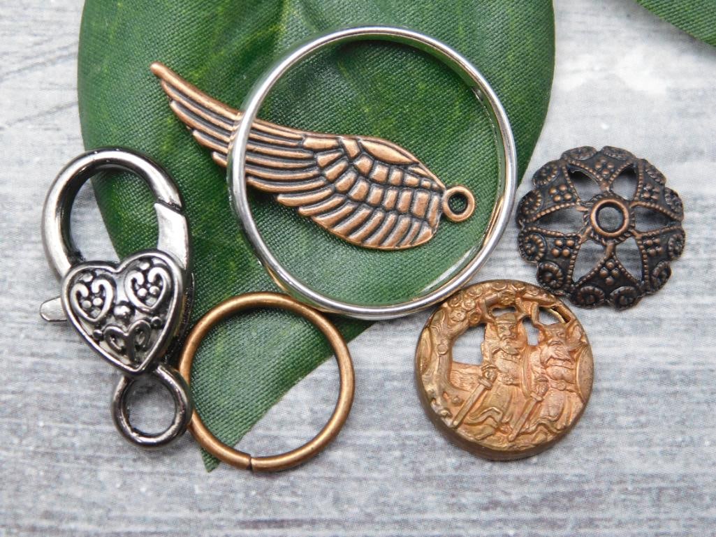 MIXED PENDANT LOT: MIXED PENDANT LOT - Part of our Discover Twilight Bazaar, Crystals and Gems auction at HATMAN'S Auctions! Please see photos for measurements and condition. YES, we have in-house shipping! We have MANY