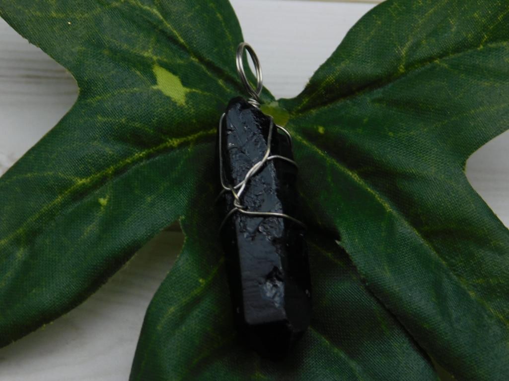 SPECIAL JEWELRY SALE! SEE PHOTOS FOR DETAILS: SPECIAL JEWELRY SALE! SEE PHOTOS FOR DETAILS - Part of our Discover Twilight Bazaar, Crystals and Gems auction at HATMAN'S Auctions! Please see photos for measurements and condition. YES, we have in-h