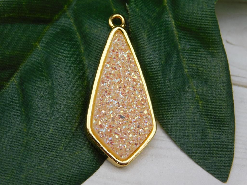 SPECIAL JEWELRY SALE! SEE PHOTOS FOR DETAILS: SPECIAL JEWELRY SALE! SEE PHOTOS FOR DETAILS - Part of our Discover Twilight Bazaar, Crystals and Gems auction at HATMAN'S Auctions! Please see photos for measurements and condition. YES, we have in-h