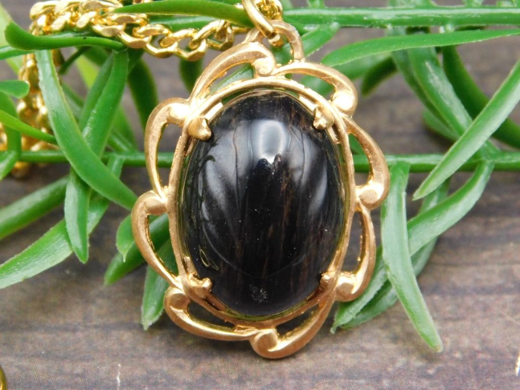 SPECIAL JEWELRY SALE! SEE PHOTOS FOR DETAILS: SPECIAL JEWELRY SALE! SEE PHOTOS FOR DETAILS - Part of our Discover Twilight Bazaar, Crystals and Gems auction at HATMAN'S Auctions! Please see photos for measurements and condition. YES, we have in-h