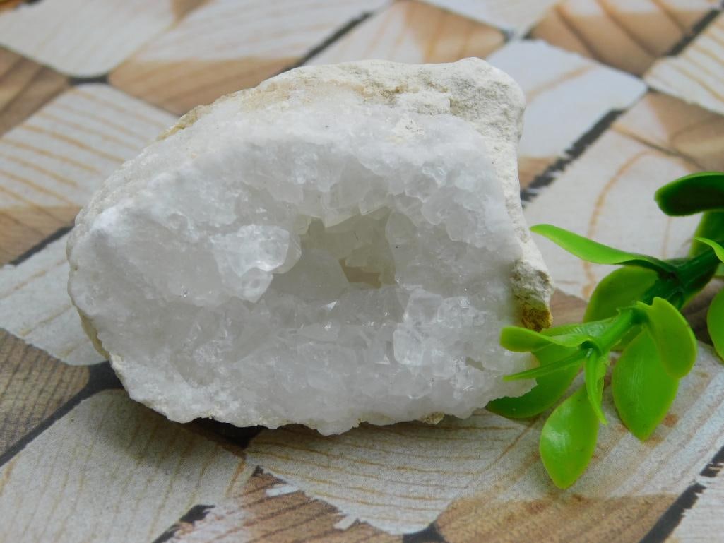 GEODE ROCK STONE LAPIDARY SPECIMEN: GEODE ROCK STONE LAPIDARY SPECIMEN — Part of our Discover Curiosity Shop, Crystals and Gems auction at HATMAN'S Auctions! Please see photos for measurements and condition. YES, we have in-house