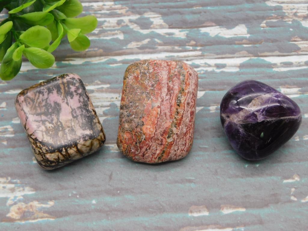 MIXED LOT ROCK STONE LAPIDARY SPECIMEN: MIXED LOT ROCK STONE LAPIDARY SPECIMEN — Part of our Discover Curiosity Shop, Crystals and Gems auction at HATMAN'S Auctions! Please see photos for measurements and condition. YES, we have in-house