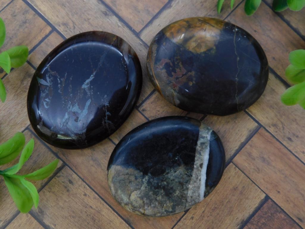 WORRY STONES ROCK STONE LAPIDARY SPECIMEN: WORRY STONES ROCK STONE LAPIDARY SPECIMEN — Part of our Discover Curiosity Shop, Crystals and Gems auction at HATMAN'S Auctions! Please see photos for measurements and condition. YES, we have