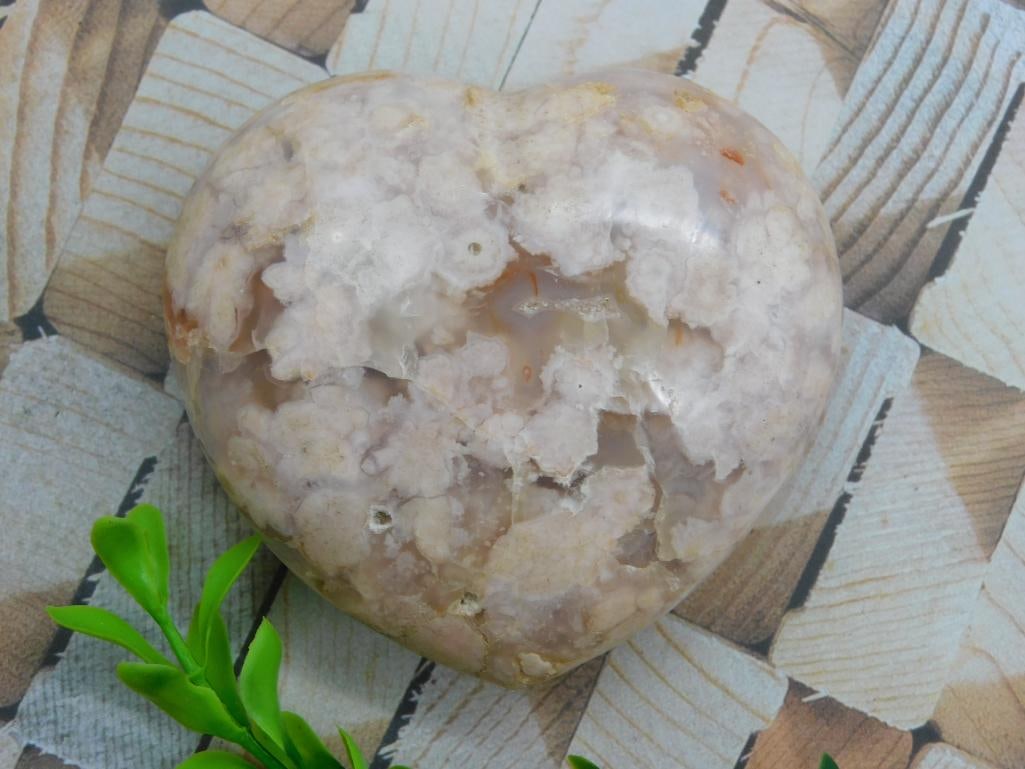 HATMANS FLOWER PETAL AGATE ROCK STONE LAPIDARY SPECIMEN: HATMANS FLOWER PETAL AGATE ROCK STONE LAPIDARY SPECIMEN — Part of our Discover Curiosity Shop, Crystals and Gems auction at HATMAN'S Auctions! Please see photos for measurements and condition. YES,