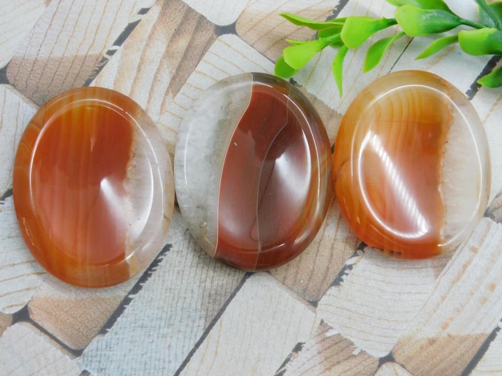 BANDED CARNELIAN WORRY STONES ROCK STONE LAPIDARY SPECIMEN: BANDED CARNELIAN WORRY STONES ROCK STONE LAPIDARY SPECIMEN — Part of our Discover Curiosity Shop, Crystals and Gems auction at HATMAN'S Auctions! Please see photos for measurements and condition.