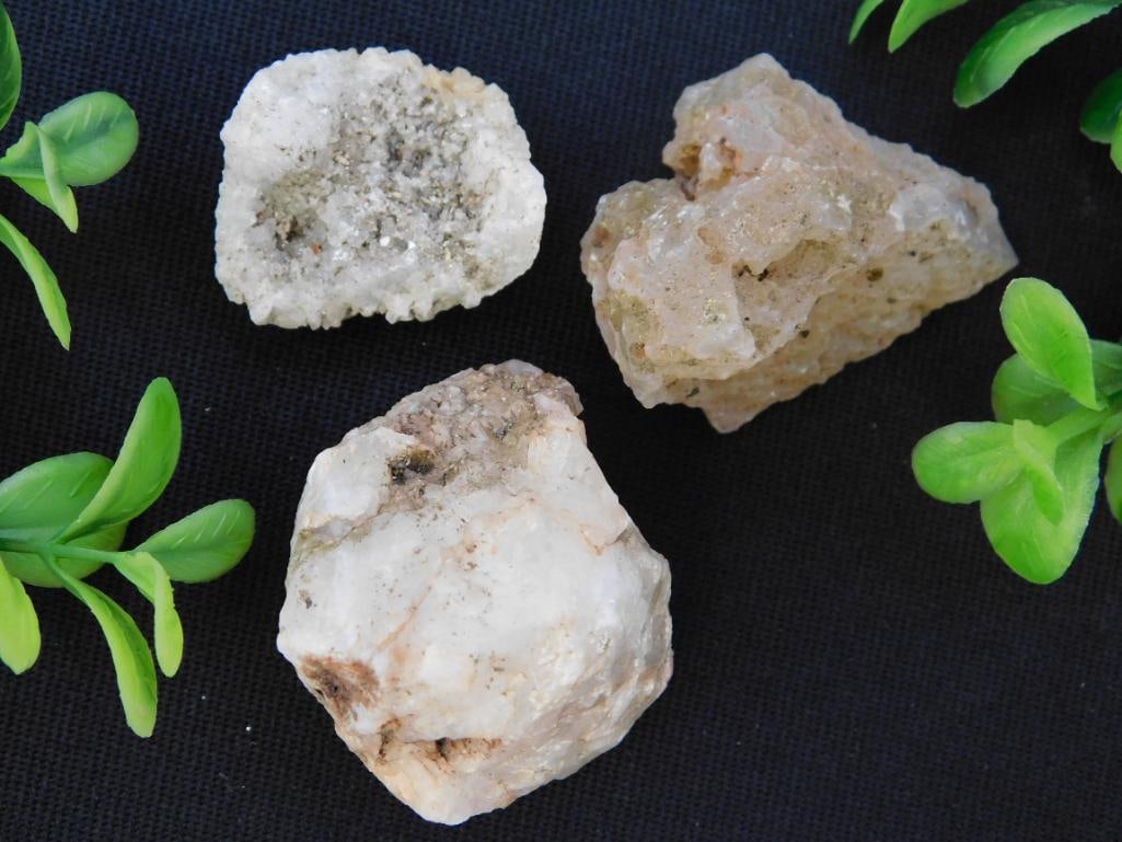 MIXED LOT ROCK STONE LAPIDARY SPECIMEN: MIXED LOT ROCK STONE LAPIDARY SPECIMEN — Part of our Discover Curiosity Shop, Crystals and Gems auction at HATMAN'S Auctions! Please see photos for measurements and condition. YES, we have in-house