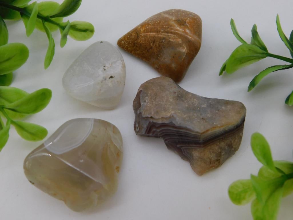 MIXED LOT ROCK STONE LAPIDARY SPECIMEN: MIXED LOT ROCK STONE LAPIDARY SPECIMEN — Part of our Discover Curiosity Shop, Crystals and Gems auction at HATMAN'S Auctions! Please see photos for measurements and condition. YES, we have in-house