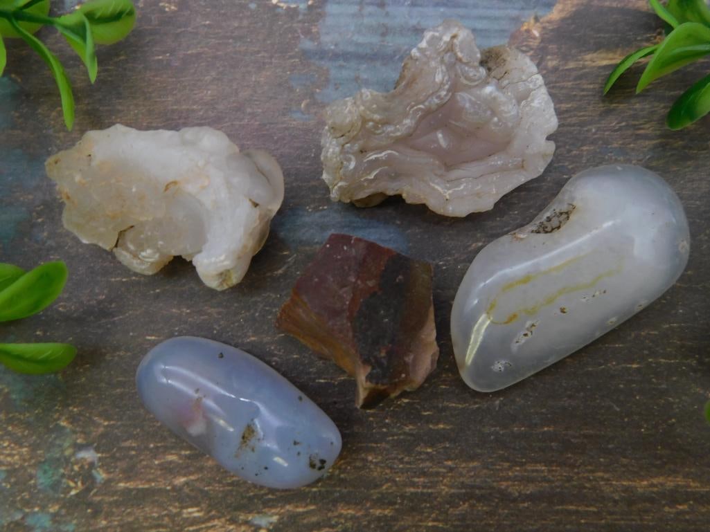 MIXED LOT ROCK STONE LAPIDARY SPECIMEN: MIXED LOT ROCK STONE LAPIDARY SPECIMEN — Part of our Discover Curiosity Shop, Crystals and Gems auction at HATMAN'S Auctions! Please see photos for measurements and condition. YES, we have in-house