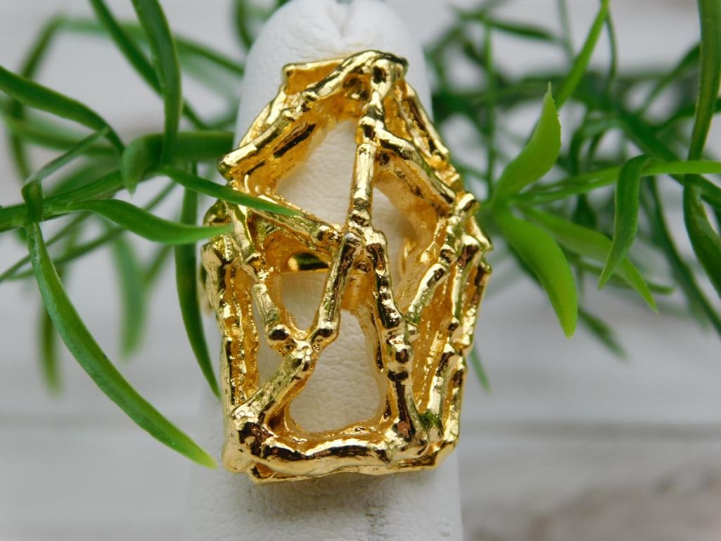 RING: RING — Part of our Discover Curiosity Shop, Crystals and Gems auction at HATMAN'S Auctions! Please see photos for measurements and condition. YES, we have in-house shipping! We have MANY REPEAT