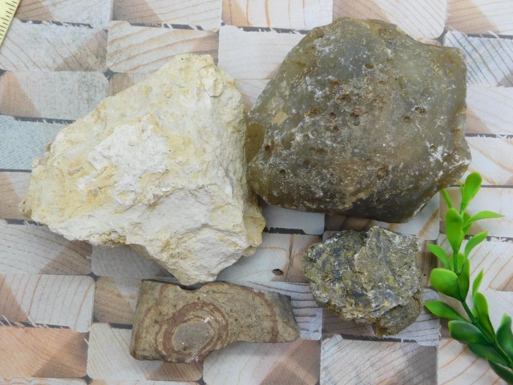 MIXED LOT ROCK STONE LAPIDARY SPECIMEN: MIXED LOT ROCK STONE LAPIDARY SPECIMEN — Part of our Discover Curiosity Shop, Crystals and Gems auction at HATMAN'S Auctions! Please see photos for measurements and condition. YES, we have in-house