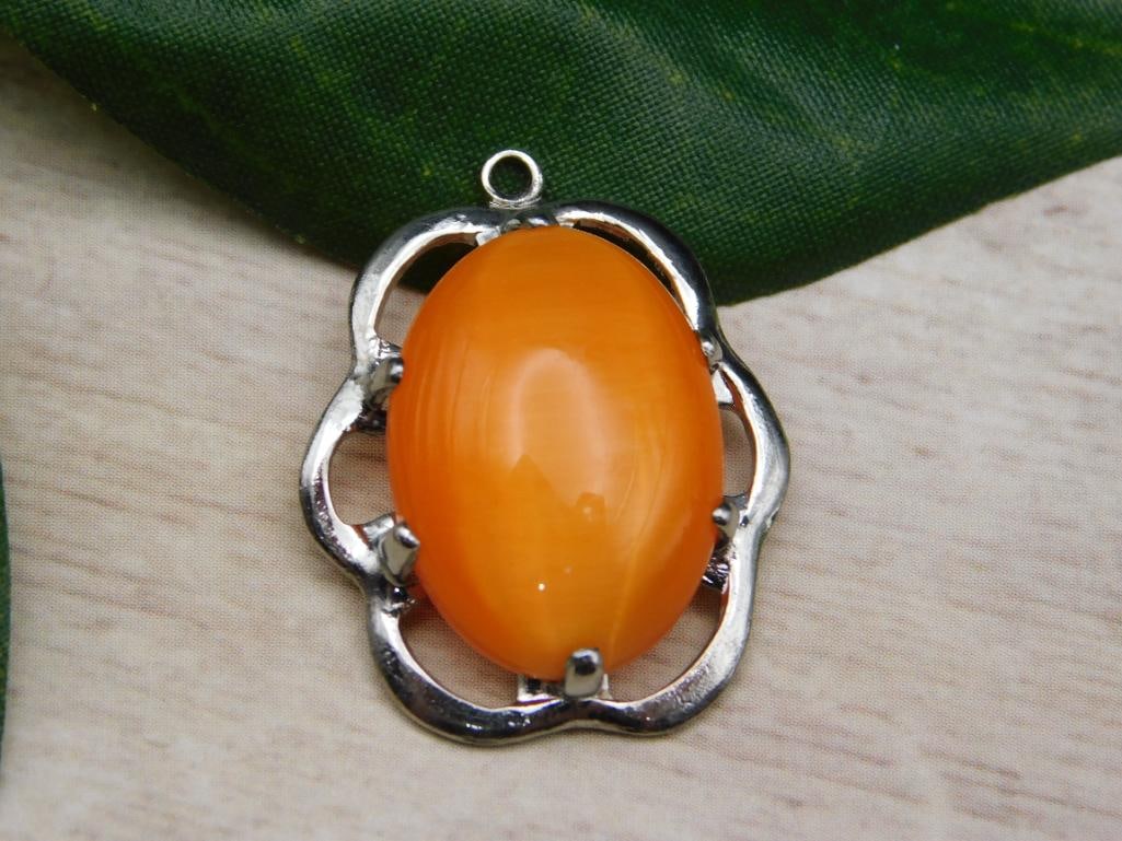 CATS EYE PENDANT ROCK STONE LAPIDARY SPECIMEN: CATS EYE PENDANT ROCK STONE LAPIDARY SPECIMEN — Part of our Discover Curiosity Shop, Crystals and Gems auction at HATMAN'S Auctions! Please see photos for measurements and condition. YES, we have