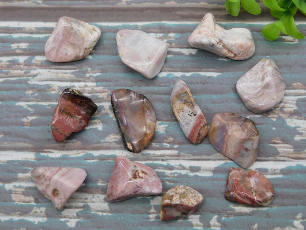 MOZARKITE ROCK STONE LAPIDARY SPECIMEN: MOZARKITE ROCK STONE LAPIDARY SPECIMEN — Part of our Discover Curiosity Shop, Crystals and Gems auction at HATMAN'S Auctions! Please see photos for measurements and condition. YES, we have in-house