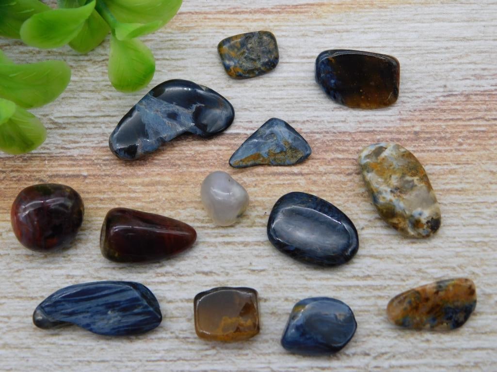 MIXED LOT ROCK STONE LAPIDARY SPECIMEN: MIXED LOT ROCK STONE LAPIDARY SPECIMEN — Part of our Discover Curiosity Shop, Crystals and Gems auction at HATMAN'S Auctions! Please see photos for measurements and condition. YES, we have in-house 