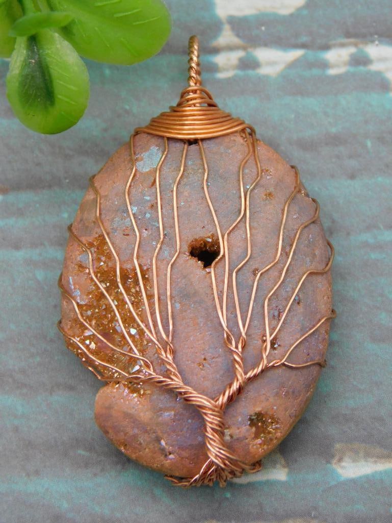 DRUZY STONE WIRE-WRAPPED TREE OF LIFE PENDANT ROCK STONE LAPIDARY SPECIMEN: DRUZY STONE WIRE-WRAPPED TREE OF LIFE PENDANT ROCK STONE LAPIDARY SPECIMEN — Part of our Discover Curiosity Shop, Crystals and Gems auction at HATMAN'S Auctions! Please see photos for measurements