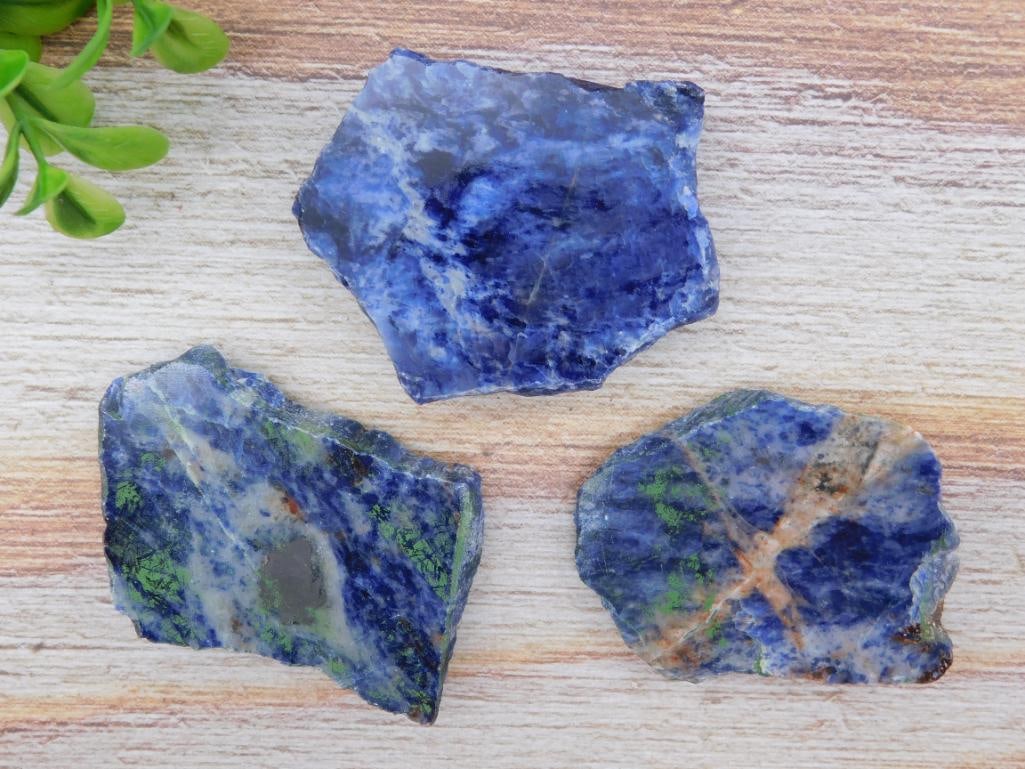 SODALITE ROCK STONE LAPIDARY SPECIMEN: SODALITE ROCK STONE LAPIDARY SPECIMEN — Part of our Discover The Grand Reveal, Crystals and Gems auction at HATMAN'S Auctions! Please see photos for measurements and condition. YES, we have