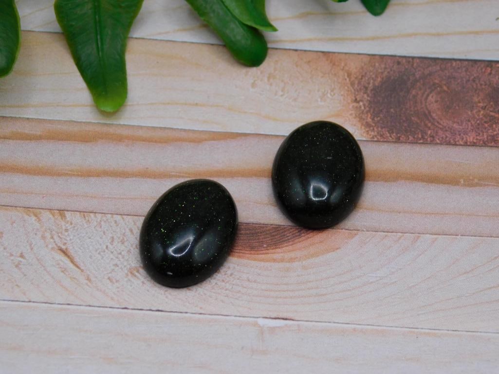 GREEN GOLDSTONE CABOCHON ROCK STONE LAPIDARY SPECIMEN: GREEN GOLDSTONE CABOCHON ROCK STONE LAPIDARY SPECIMEN — Part of our Discover The Grand Reveal, Crystals and Gems auction at HATMAN'S Auctions! Please see photos for measurements and condition. YES,