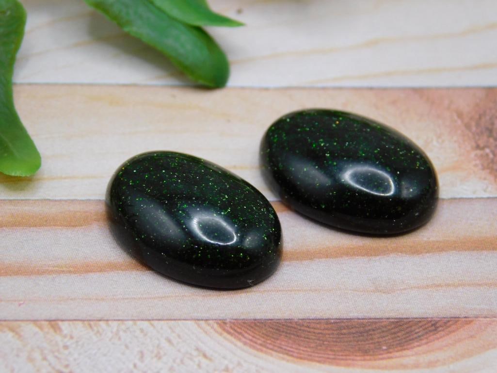 GREEN GOLDSTONE CABOCHON ROCK STONE LAPIDARY SPECIMEN: GREEN GOLDSTONE CABOCHON ROCK STONE LAPIDARY SPECIMEN — Part of our Discover The Grand Reveal, Crystals and Gems auction at HATMAN'S Auctions! Please see photos for measurements and condition. YES,