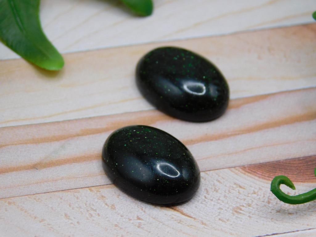 GREEN GOLDSTONE CABOCHON ROCK STONE LAPIDARY SPECIMEN: GREEN GOLDSTONE CABOCHON ROCK STONE LAPIDARY SPECIMEN — Part of our Discover The Grand Reveal, Crystals and Gems auction at HATMAN'S Auctions! Please see photos for measurements and condition. YES,