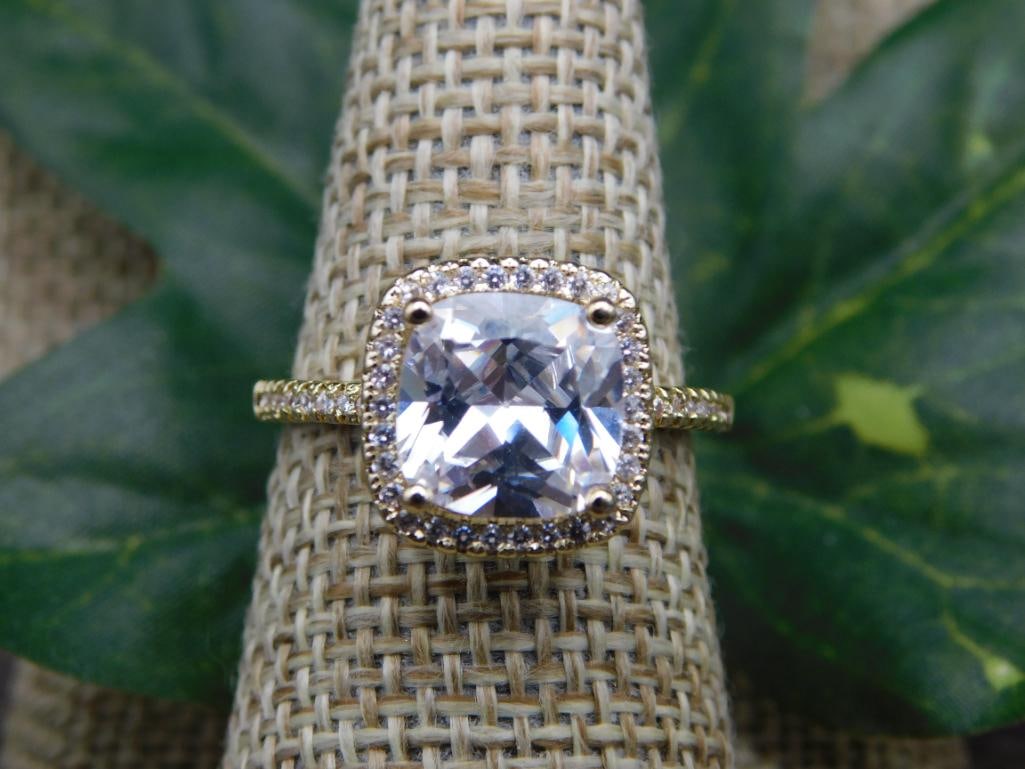 STONE RING ROCK STONE LAPIDARY SPECIMEN: STONE RING ROCK STONE LAPIDARY SPECIMEN - Part of our Discover Silver Lining, Crystals and Gems auction at HATMAN'S Auctions! Please see photos for measurements and condition. YES, we have in-house sh