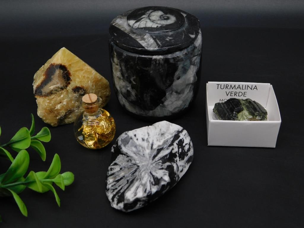 MIXED LOT ROCK STONE LAPIDARY SPECIMEN: MIXED LOT ROCK STONE LAPIDARY SPECIMEN — Part of our Discover Mystic Finds, Crystals and Gems auction at HATMAN'S Auctions! Please see photos for measurements and condition. YES, we have in-house