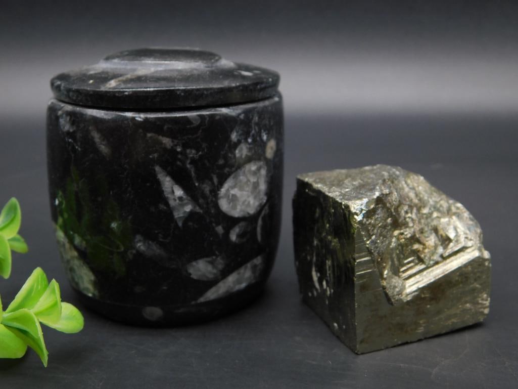 MIXED LOT ROCK STONE LAPIDARY SPECIMEN: MIXED LOT ROCK STONE LAPIDARY SPECIMEN — Part of our Discover Mystic Finds, Crystals and Gems auction at HATMAN'S Auctions! Please see photos for measurements and condition. YES, we have in-house