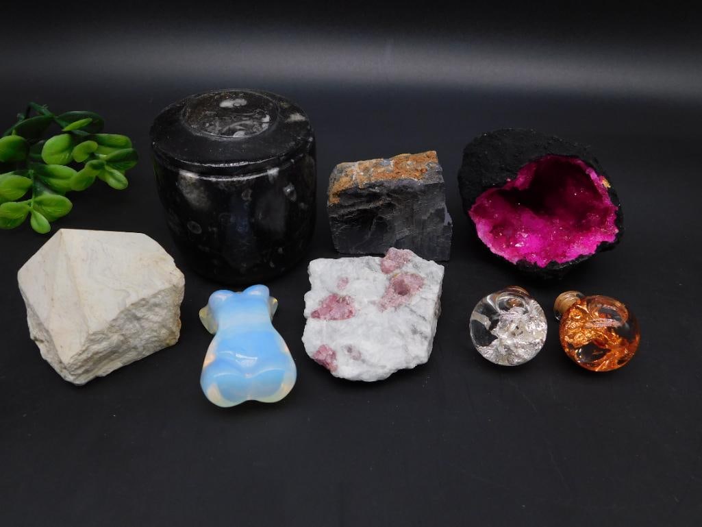 MIXED LOT ROCK STONE LAPIDARY SPECIMEN: MIXED LOT ROCK STONE LAPIDARY SPECIMEN — Part of our Discover Mystic Finds, Crystals and Gems auction at HATMAN'S Auctions! Please see photos for measurements and condition. YES, we have in-house sh
