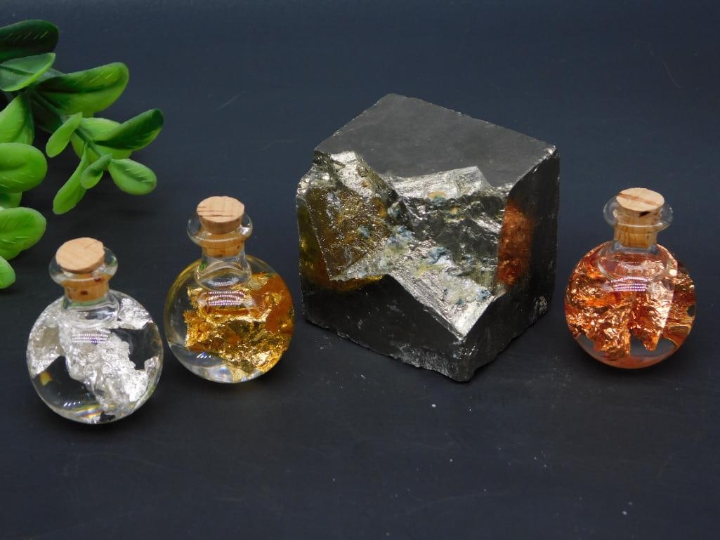 MIXED LOT ROCK STONE LAPIDARY SPECIMEN: MIXED LOT ROCK STONE LAPIDARY SPECIMEN — Part of our Discover Mystic Finds, Crystals and Gems auction at HATMAN'S Auctions! Please see photos for measurements and condition. YES, we have in-house sh