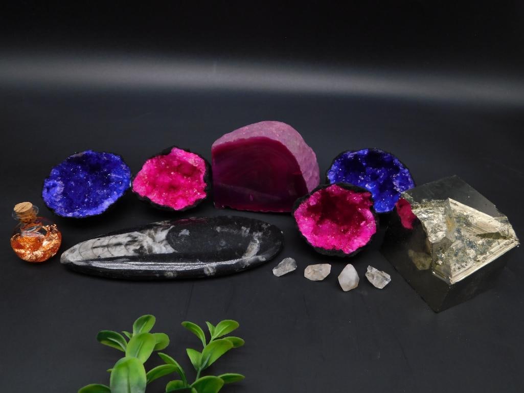 MIXED LOT ROCK STONE LAPIDARY SPECIMEN: MIXED LOT ROCK STONE LAPIDARY SPECIMEN — Part of our Discover Mystic Finds, Crystals and Gems auction at HATMAN'S Auctions! Please see photos for measurements and condition. YES, we have in-house