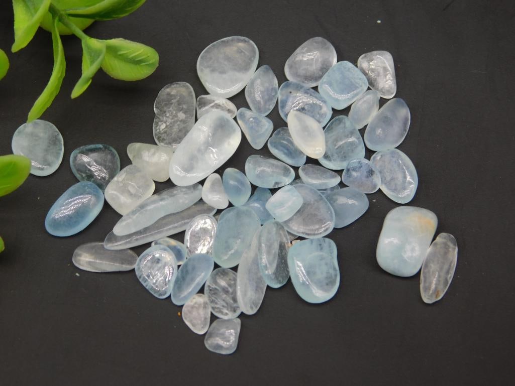AQUAMARINE ROCK STONE LAPIDARY SPECIMEN: AQUAMARINE ROCK STONE LAPIDARY SPECIMEN — Part of our Discover Mystic Finds, Crystals and Gems auction at HATMAN'S Auctions! Please see photos for measurements and condition. YES, we have in-house