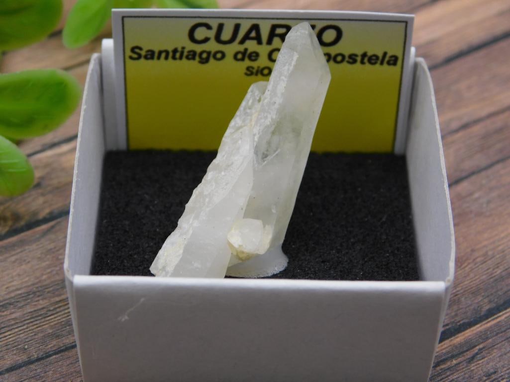 CUARZO ROCK STONE LAPIDARY SPECIMEN: CUARZO ROCK STONE LAPIDARY SPECIMEN — Part of our Discover Mystic Finds, Crystals and Gems auction at HATMAN'S Auctions! Please see photos for measurements and condition. YES, we have in-house