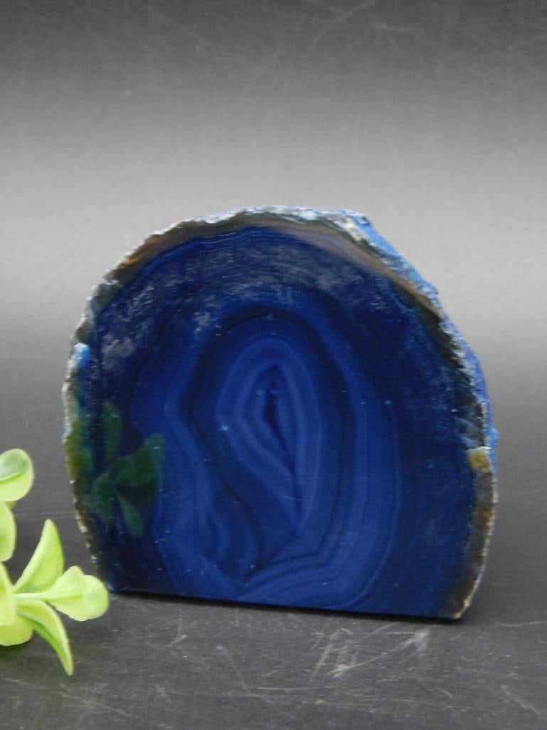 AGATE DISPLAY BLUE: AGATE DISPLAY BLUE — Part of our Discover Mystic Finds, Crystals and Gems auction at HATMAN'S Auctions! Please see photos for measurements and condition. YES, we have in-house shipping! We have